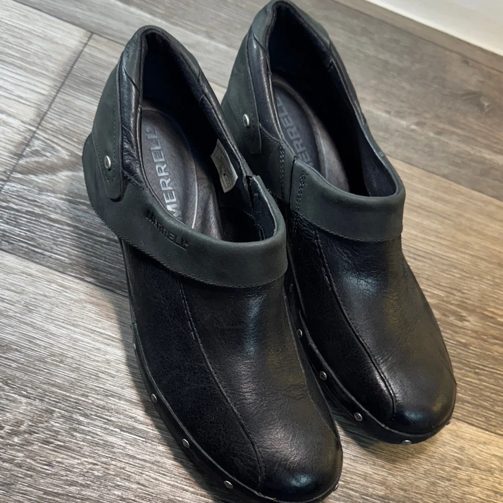 Merrell Black Leather shoes with Studded Detail woman’s 9.5 (s202)